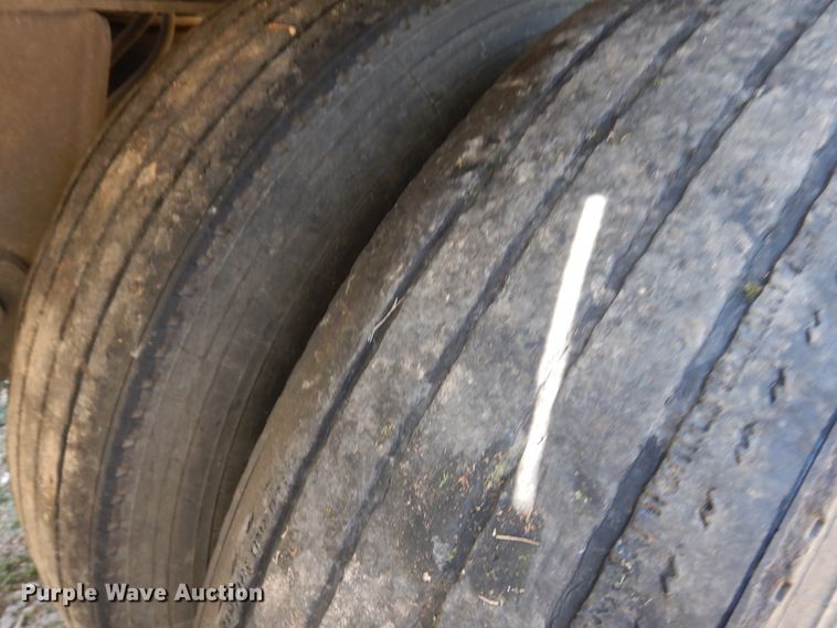 image for item GT9385 1993 Featherlite flatbed trailer