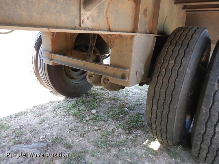 image for item GT9385 1993 Featherlite flatbed trailer