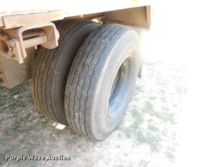 image for item GT9385 1993 Featherlite flatbed trailer