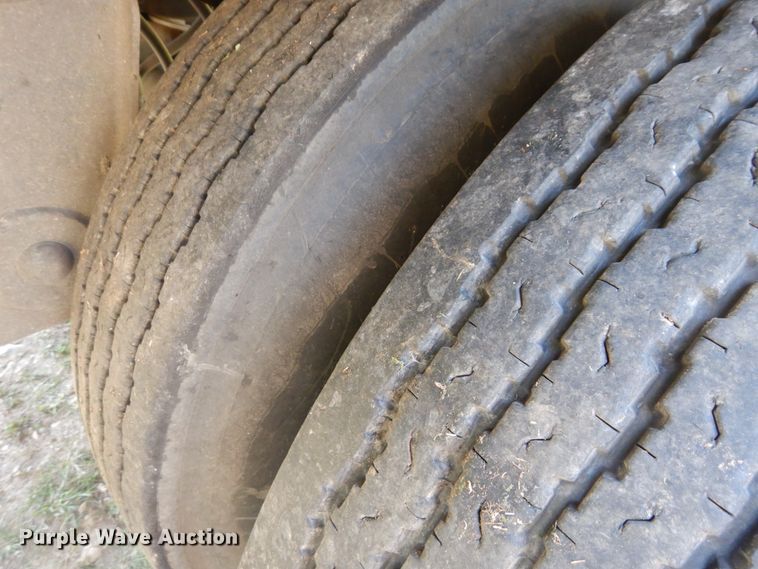 image for item GT9385 1993 Featherlite flatbed trailer