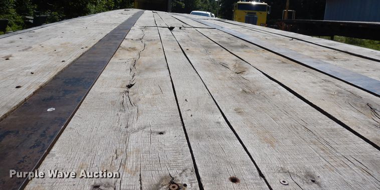 image for item GT9385 1993 Featherlite flatbed trailer