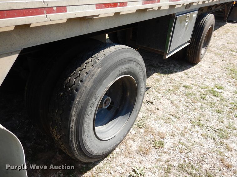 image for item GT9385 1993 Featherlite flatbed trailer