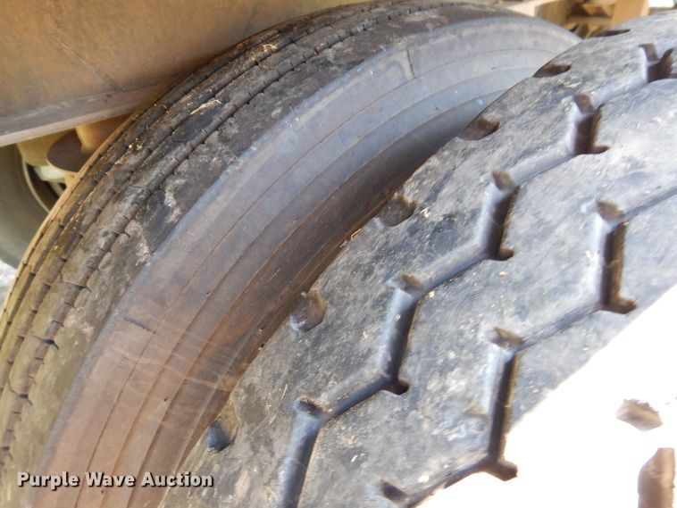 image for item GT9385 1993 Featherlite flatbed trailer