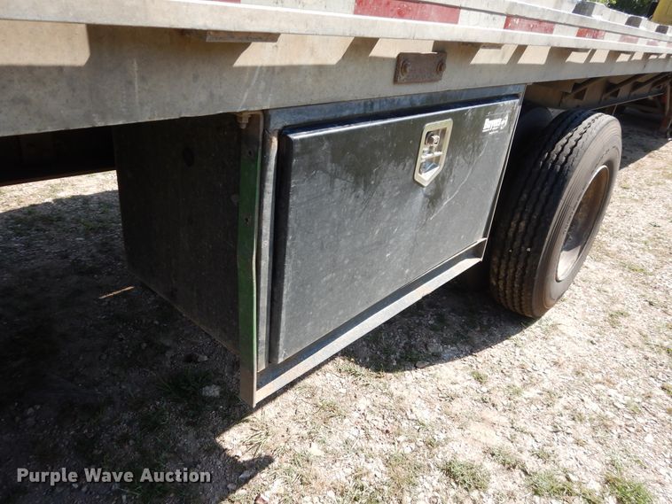 image for item GT9385 1993 Featherlite flatbed trailer