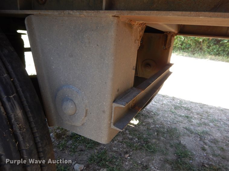 image for item GT9385 1993 Featherlite flatbed trailer