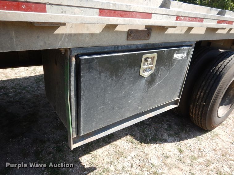 image for item GT9385 1993 Featherlite flatbed trailer