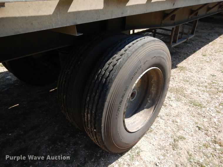 image for item GT9385 1993 Featherlite flatbed trailer