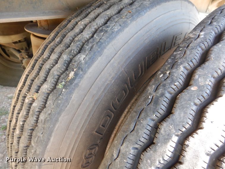 image for item GT9385 1993 Featherlite flatbed trailer