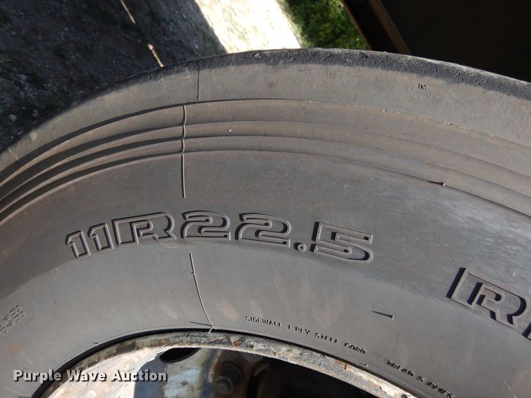 image for item GT9385 1993 Featherlite flatbed trailer