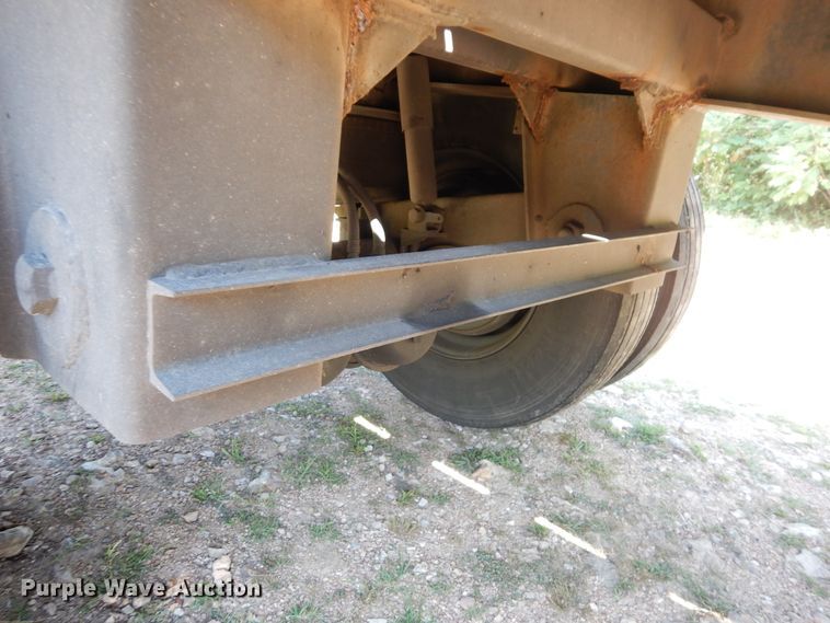 image for item GT9385 1993 Featherlite flatbed trailer