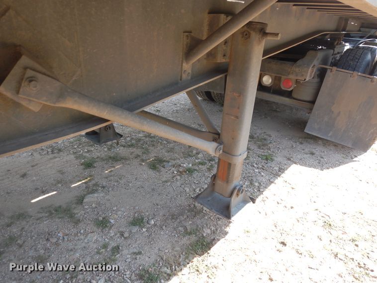 image for item GT9385 1993 Featherlite flatbed trailer