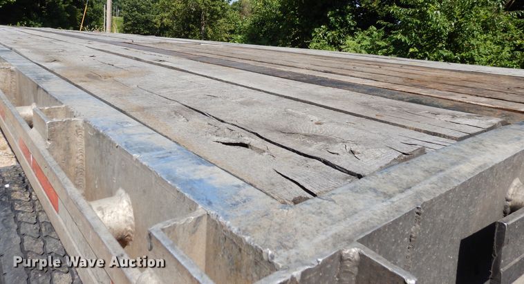 image for item GT9385 1993 Featherlite flatbed trailer