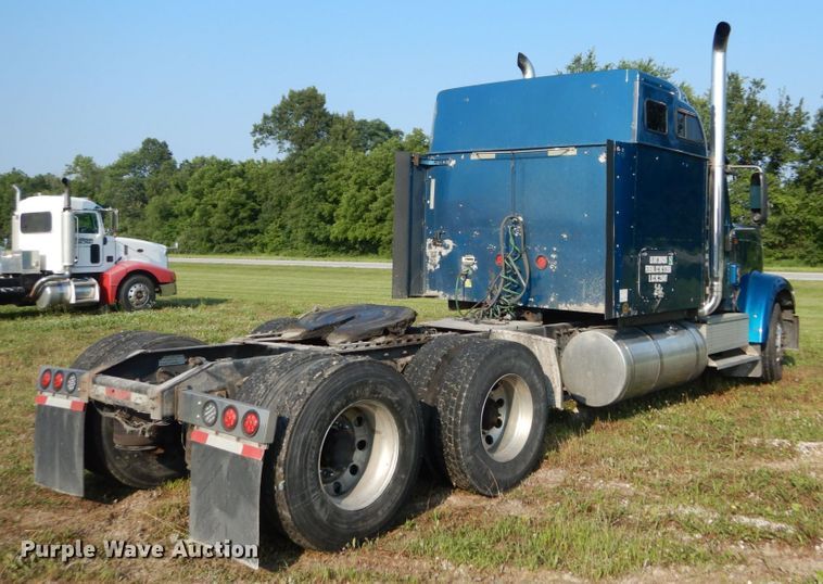 image for item GV9093 2005 International 9900i  semi truck