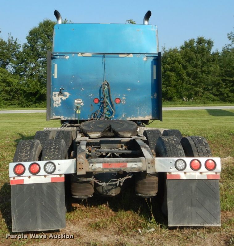 image for item GV9093 2005 International 9900i  semi truck