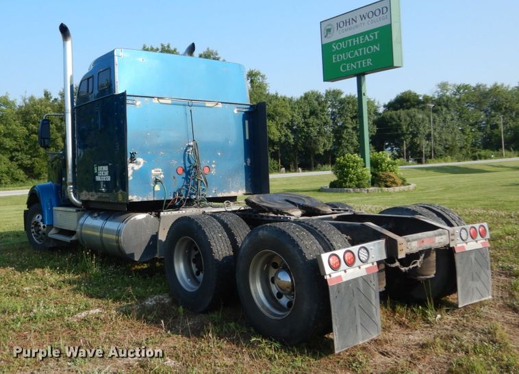 image for item GV9093 2005 International 9900i  semi truck