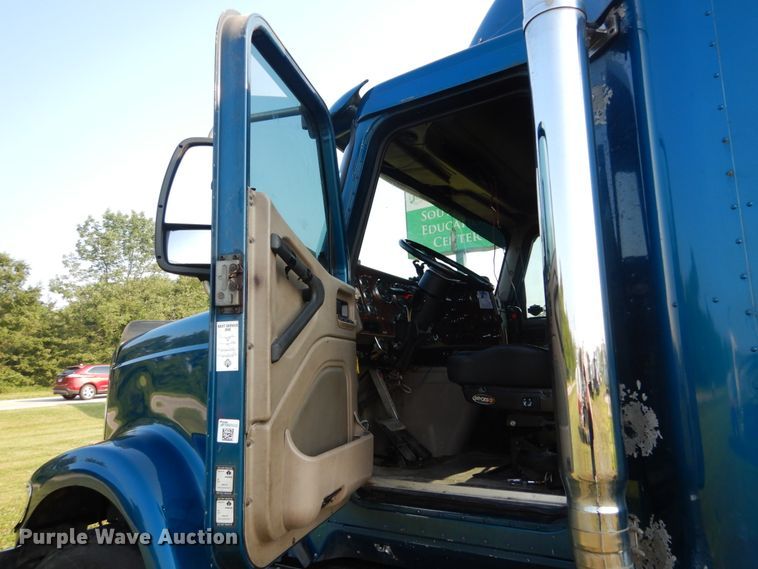 image for item GV9093 2005 International 9900i  semi truck