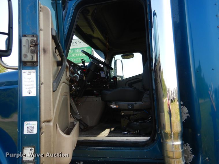 image for item GV9093 2005 International 9900i  semi truck