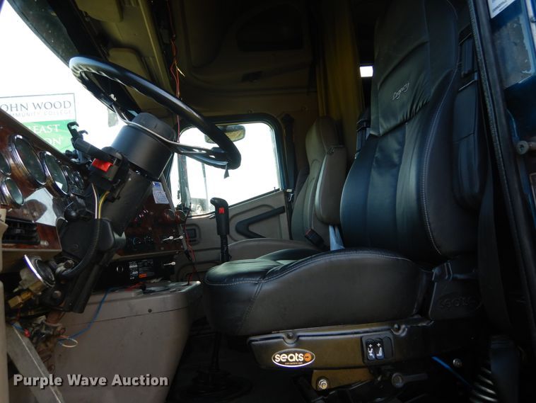 image for item GV9093 2005 International 9900i  semi truck