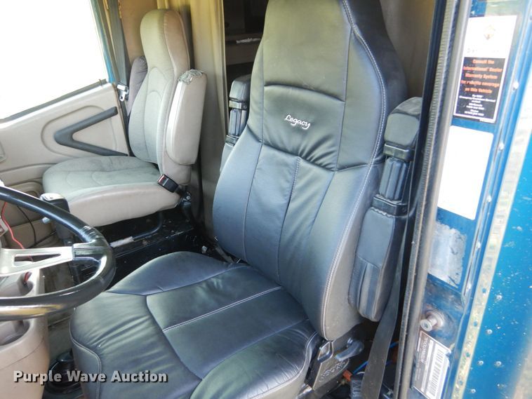 image for item GV9093 2005 International 9900i  semi truck