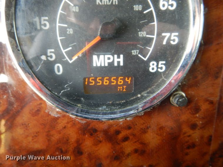 image for item GV9093 2005 International 9900i  semi truck