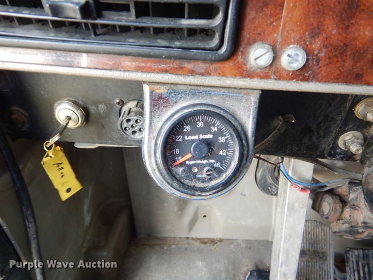 image for item GV9093 2005 International 9900i  semi truck