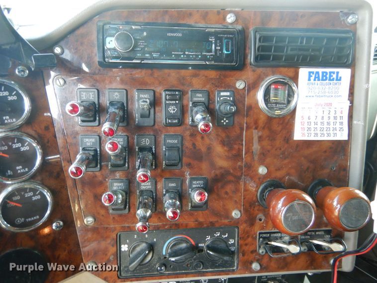 image for item GV9093 2005 International 9900i  semi truck