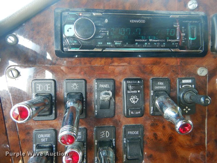 image for item GV9093 2005 International 9900i  semi truck