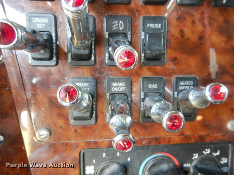 image for item GV9093 2005 International 9900i  semi truck