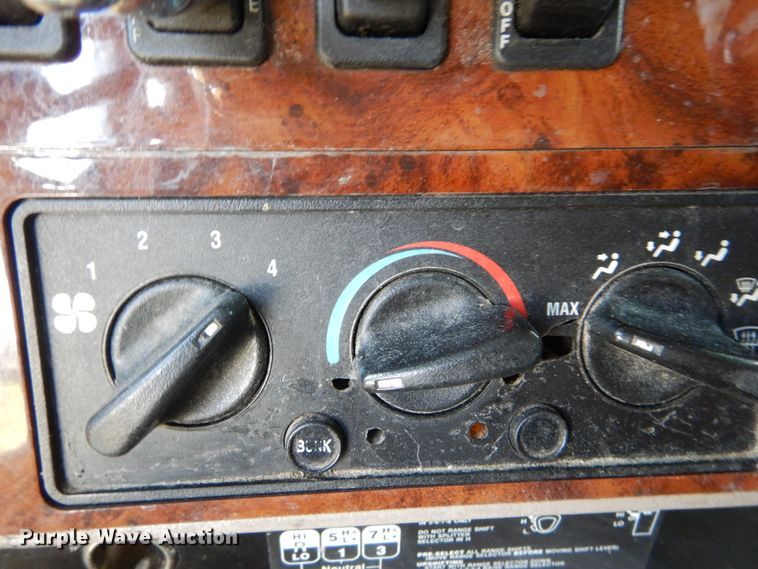 image for item GV9093 2005 International 9900i  semi truck