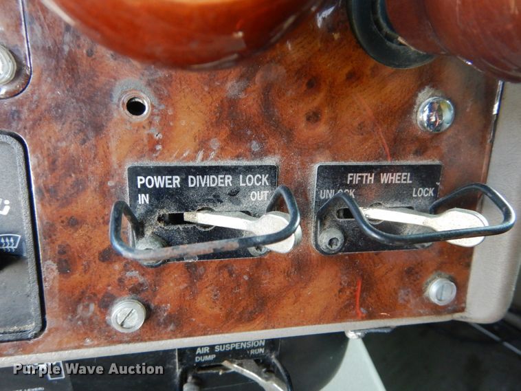 image for item GV9093 2005 International 9900i  semi truck