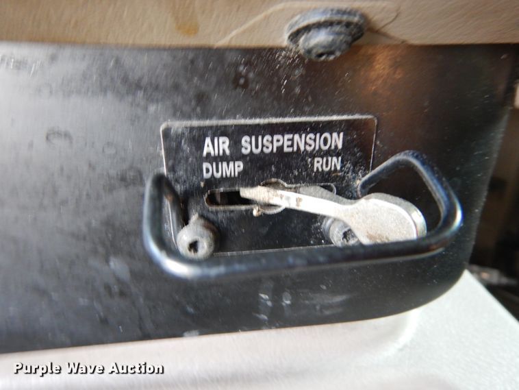 image for item GV9093 2005 International 9900i  semi truck