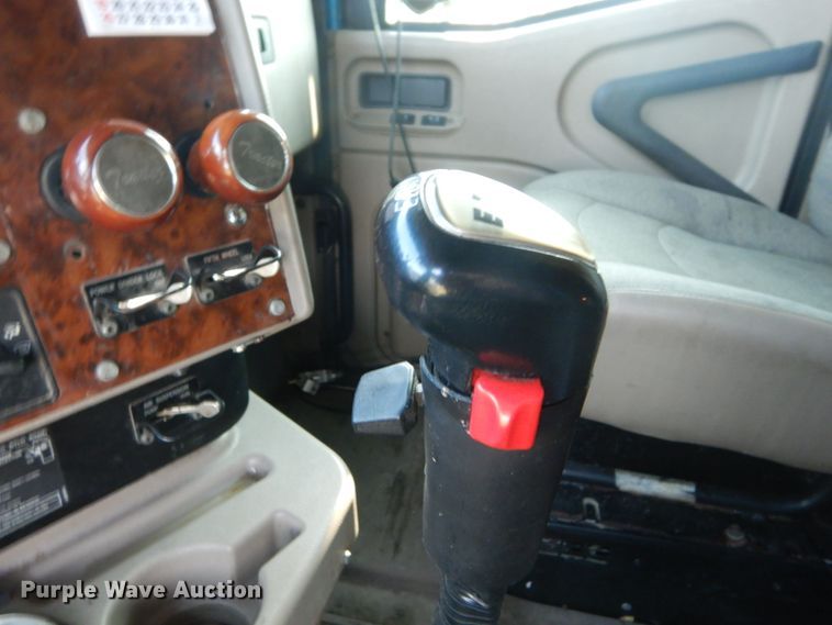 image for item GV9093 2005 International 9900i  semi truck