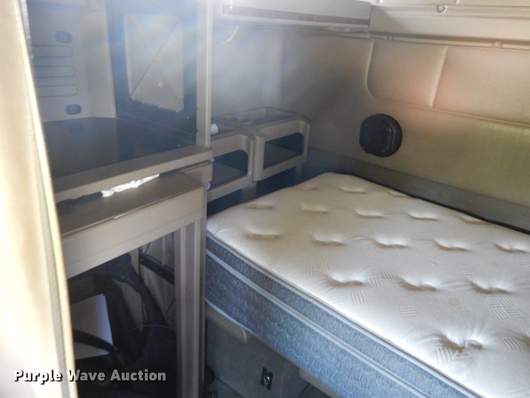 image for item GV9093 2005 International 9900i  semi truck