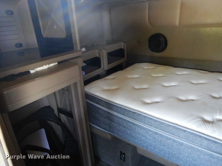 image for item GV9093 2005 International 9900i  semi truck