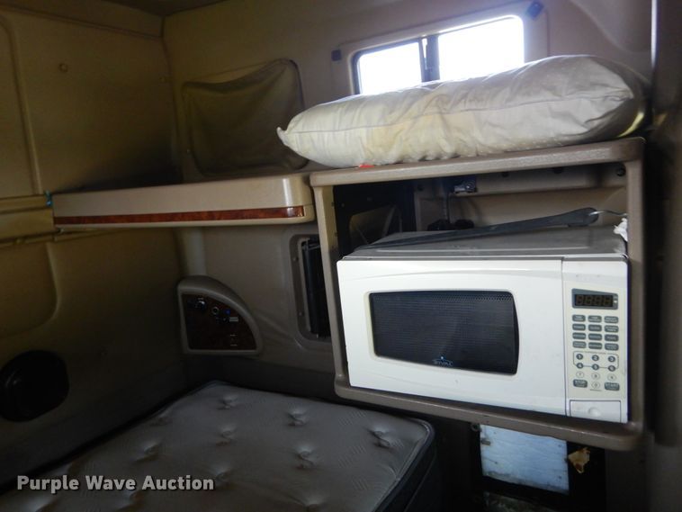 image for item GV9093 2005 International 9900i  semi truck