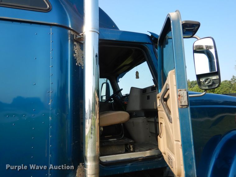 image for item GV9093 2005 International 9900i  semi truck