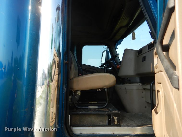 image for item GV9093 2005 International 9900i  semi truck