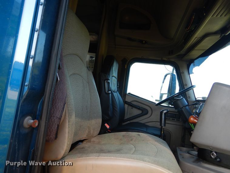 image for item GV9093 2005 International 9900i  semi truck