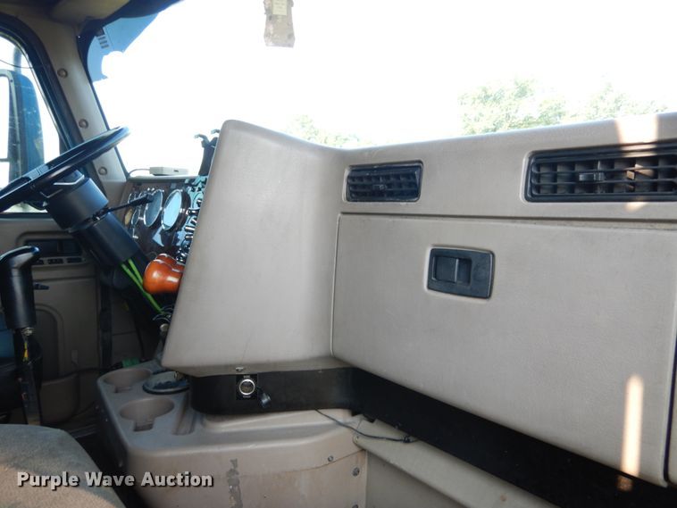 image for item GV9093 2005 International 9900i  semi truck