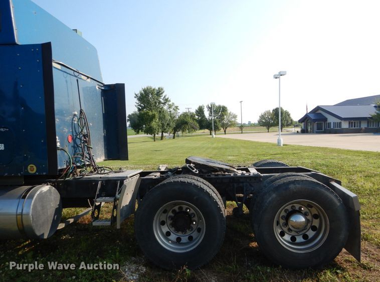 image for item GV9093 2005 International 9900i  semi truck