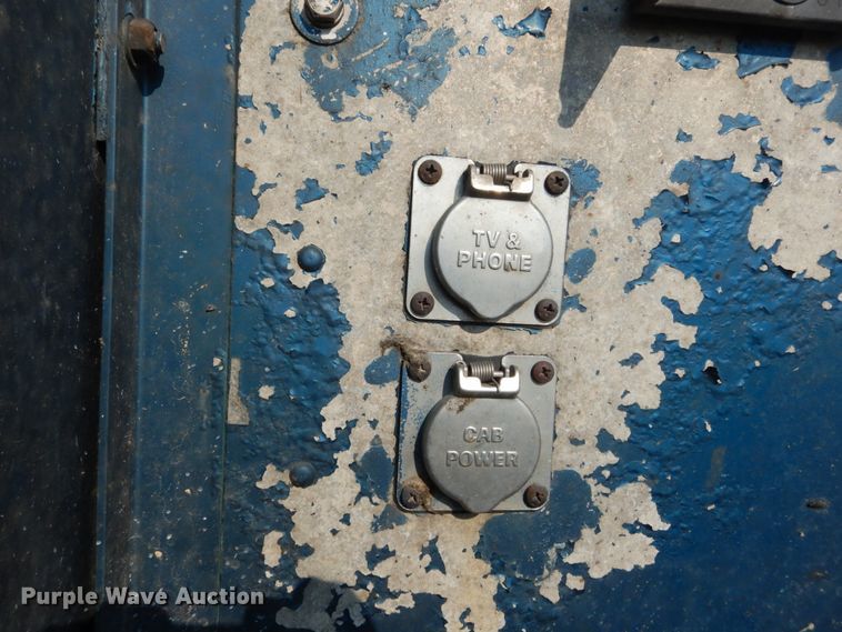 image for item GV9093 2005 International 9900i  semi truck