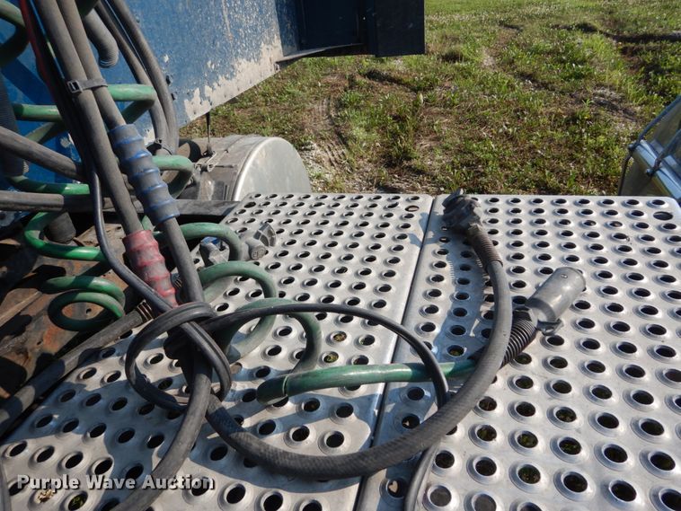 image for item GV9093 2005 International 9900i  semi truck