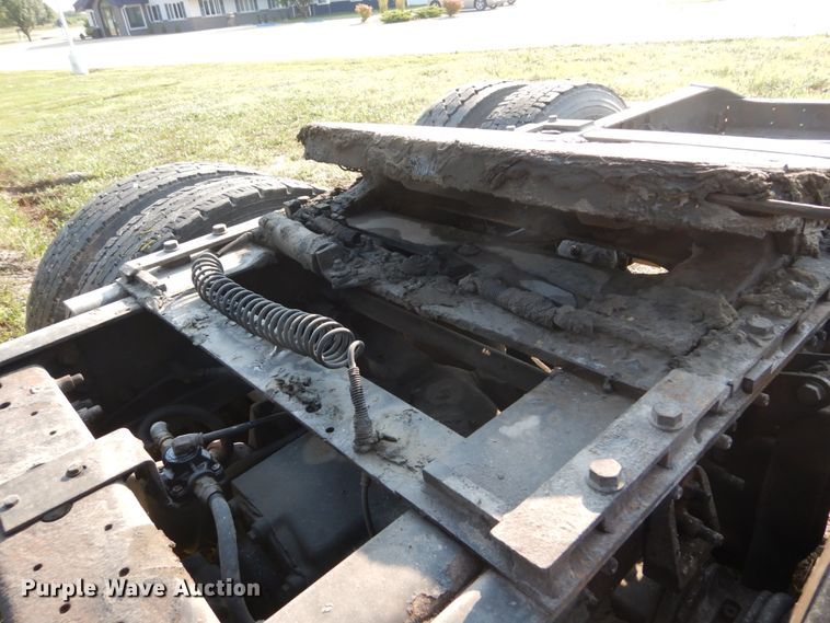 image for item GV9093 2005 International 9900i  semi truck