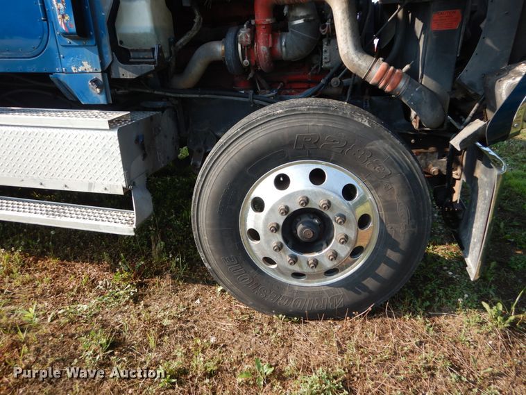 image for item GV9093 2005 International 9900i  semi truck