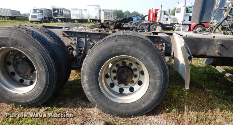 image for item GV9093 2005 International 9900i  semi truck