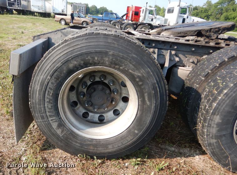 image for item GV9093 2005 International 9900i  semi truck