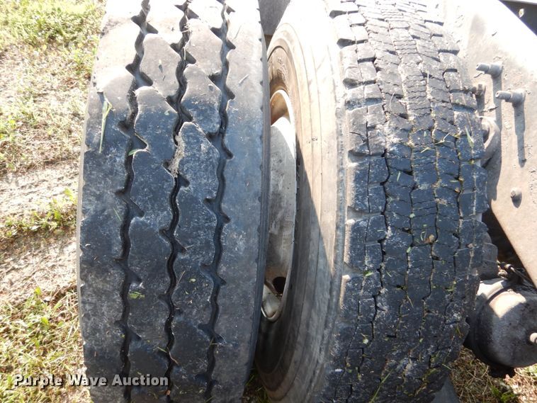 image for item GV9093 2005 International 9900i  semi truck