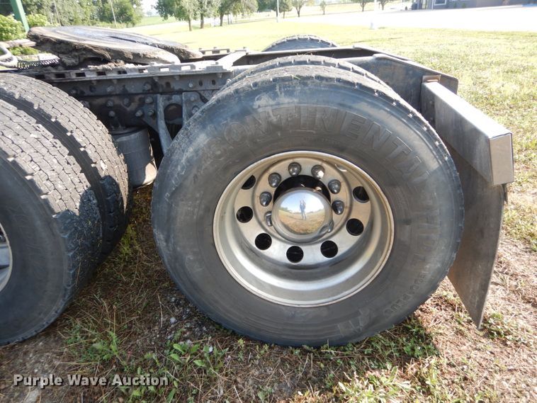 image for item GV9093 2005 International 9900i  semi truck