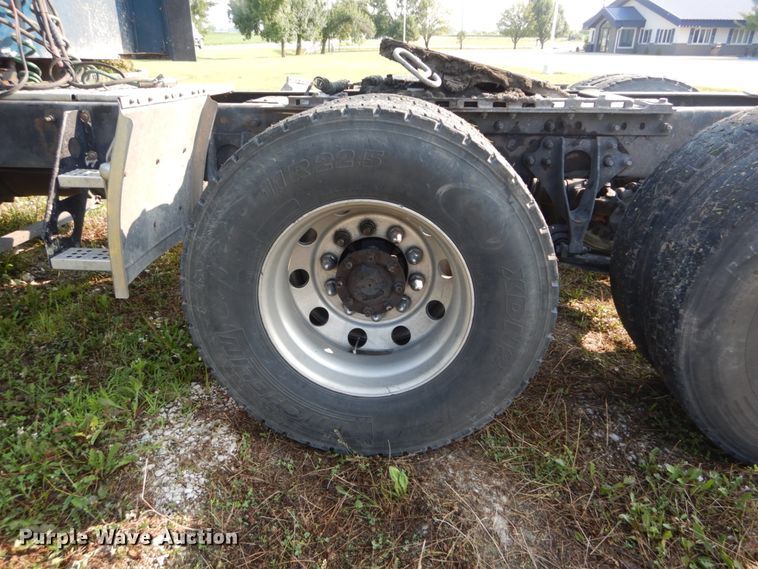 image for item GV9093 2005 International 9900i  semi truck