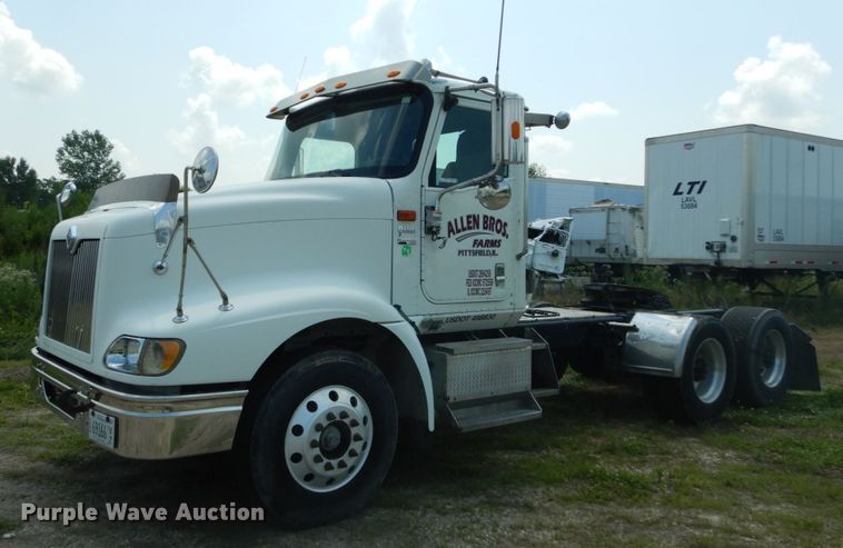 image for item GV9095 2002 International 9400i  semi truck